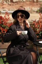 Длинное пальто с поясом и плиссированными манжетами, коричневый цвет plus size T-089 — изображение 2